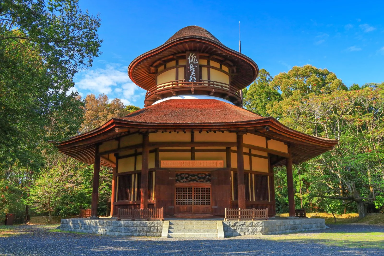 無料壁紙 俳聖殿を正面から眺める。PCとデスクトップ壁紙に最適な4K高画質の無料壁紙。三重県伊賀市の俳聖殿で撮影したフリー写真素材