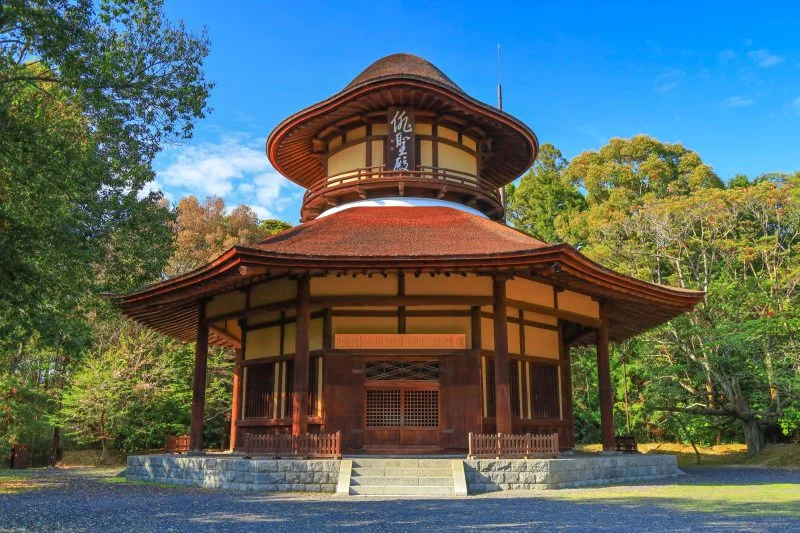 無料壁紙 俳聖殿を正面から眺める。PCとデスクトップ壁紙に最適な4K高画質の無料壁紙。三重県伊賀市の俳聖殿で撮影したフリー写真素材