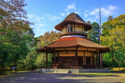 無料壁紙 西陽に照らされる俳聖殿。PCとデスクトップ壁紙に最適な4K高画質の無料壁紙。三重県伊賀市の俳聖殿で撮影したフリー写真素材