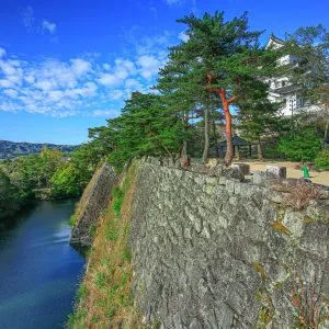 無料壁紙 高石垣と町を眺める。PCとデスクトップ壁紙に最適な4K高画質の無料壁紙。三重県伊賀市の伊賀上野城で撮影したフリー写真素材