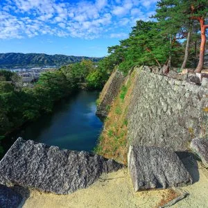 無料壁紙 高石垣からの眺め。PCとデスクトップ壁紙に最適な4K高画質の無料壁紙。三重県伊賀市の伊賀上野城で撮影したフリー写真素材