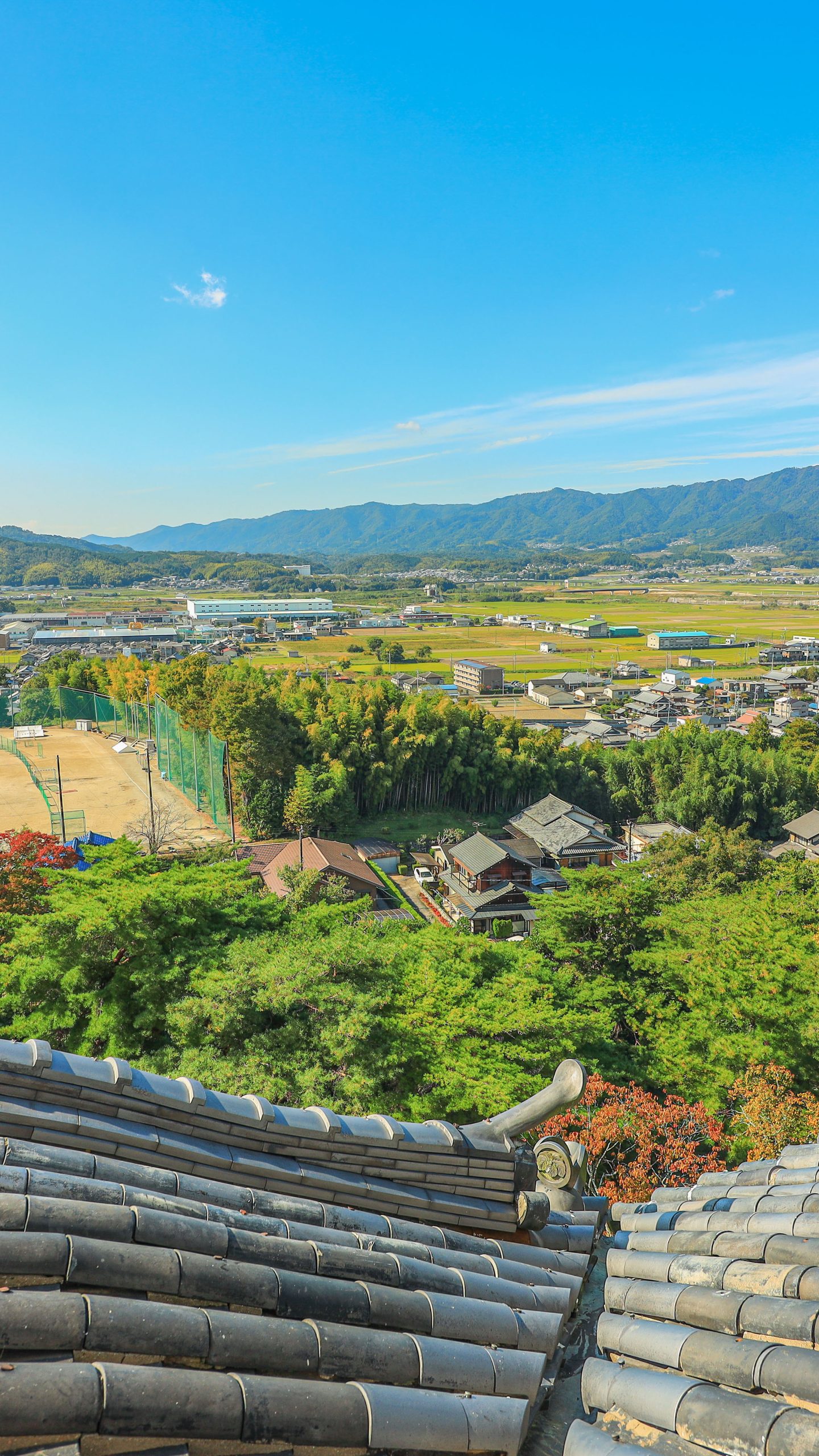 伊賀上野城の展望窓から京都方面を見渡す(三重県伊賀市)