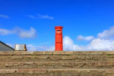 無料壁紙 天空のポストを正面から。PCとデスクトップ壁紙に最適な4K高画質の無料壁紙。三重県伊勢市の伊勢志摩スカイラインで撮影したフリー写真素材