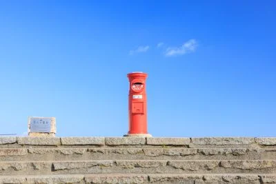 無料壁紙 冬の晴天と赤いポスト。PCとデスクトップ壁紙に最適な4K高画質の無料壁紙。三重県伊勢市の伊勢志摩スカイラインで撮影したフリー写真素材