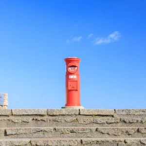 無料壁紙 冬の晴天と赤いポスト。PCとデスクトップ壁紙に最適な4K高画質の無料壁紙。三重県伊勢市の伊勢志摩スカイラインで撮影したフリー写真素材