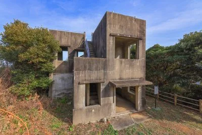 無料壁紙 監的哨跡の建物全体。PCとデスクトップ壁紙に最適な4K高画質の無料壁紙。三重県鳥羽市の神島で撮影したフリー写真素材