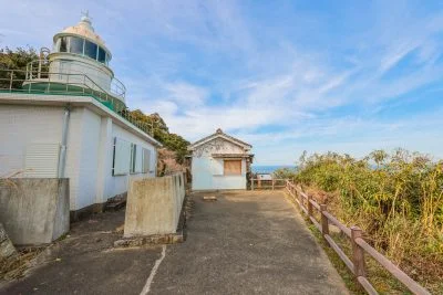 無料壁紙 神島灯台の周辺。PCとデスクトップ壁紙に最適な4K高画質の無料壁紙。三重県鳥羽市の神島で撮影したフリー写真素材