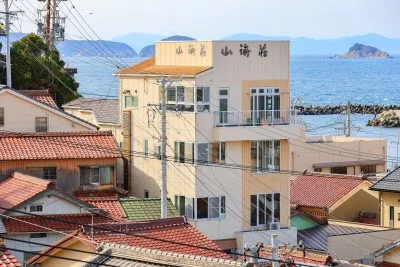 無料壁紙 山海荘の建物全体。PCとデスクトップ壁紙に最適な4K高画質の無料壁紙。三重県鳥羽市の神島で撮影したフリー写真素材