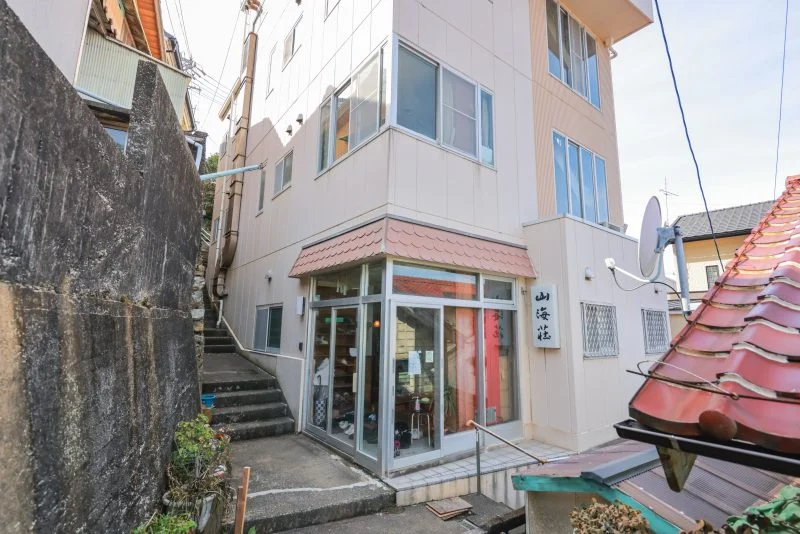 無料壁紙 神島の旅館「山海荘」。PCとデスクトップ壁紙に最適な4K高画質の無料壁紙。三重県鳥羽市の神島で撮影したフリー写真素材