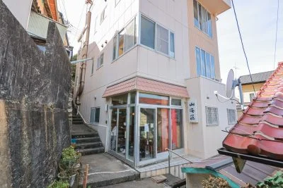 無料壁紙 神島の旅館「山海荘」。PCとデスクトップ壁紙に最適な4K高画質の無料壁紙。三重県鳥羽市の神島で撮影したフリー写真素材