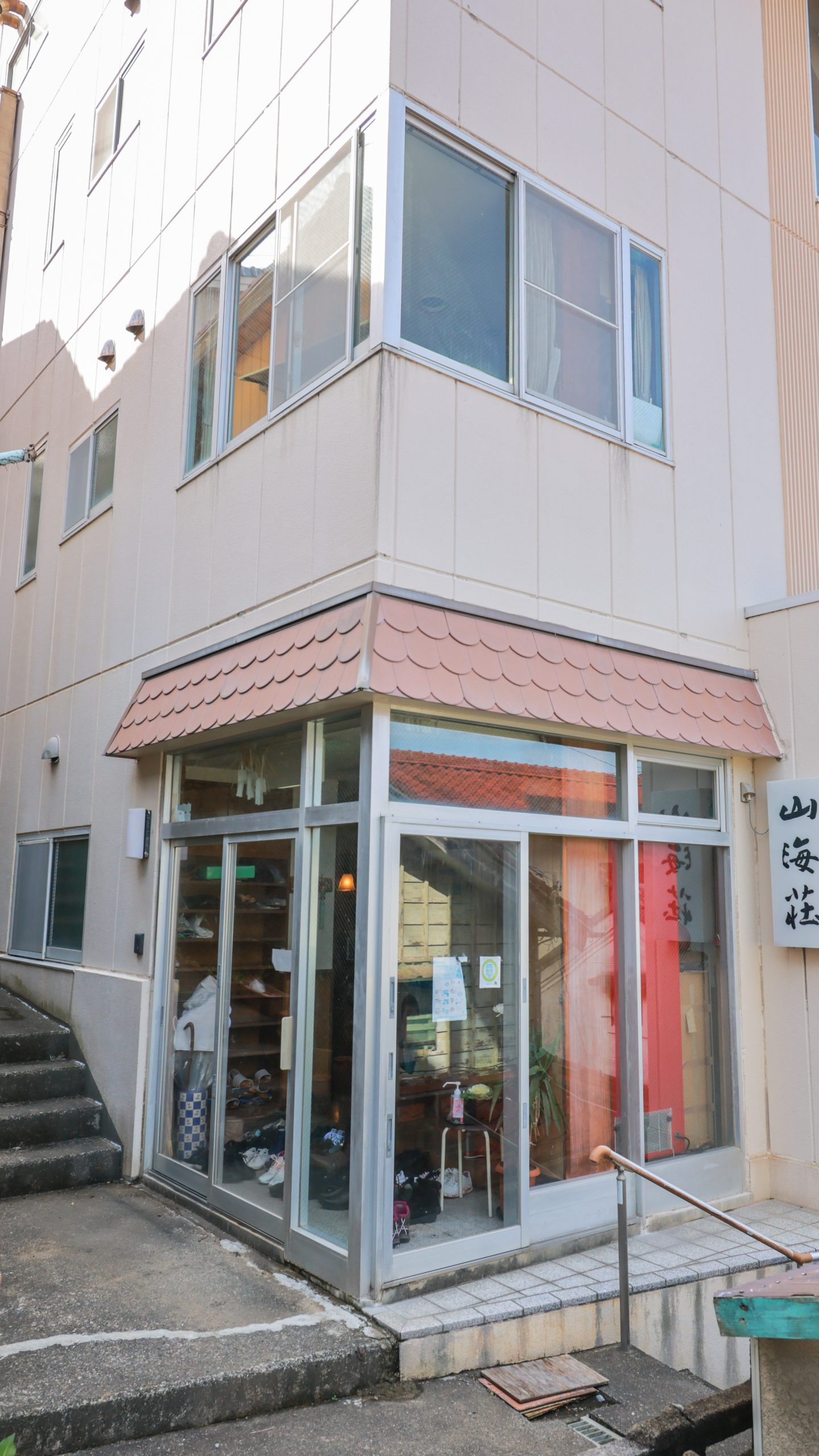 無料壁紙 神島の旅館「山海荘」。PCとデスクトップ壁紙に最適な4K高画質の無料壁紙。三重県鳥羽市の神島で撮影したフリー写真素材