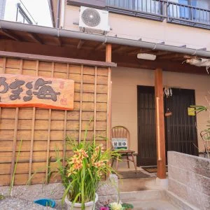 無料壁紙 島民にも愛されている飲食店「やま海」。PCとデスクトップ壁紙に最適な4K高画質の無料壁紙。三重県鳥羽市の神島で撮影したフリー写真素材