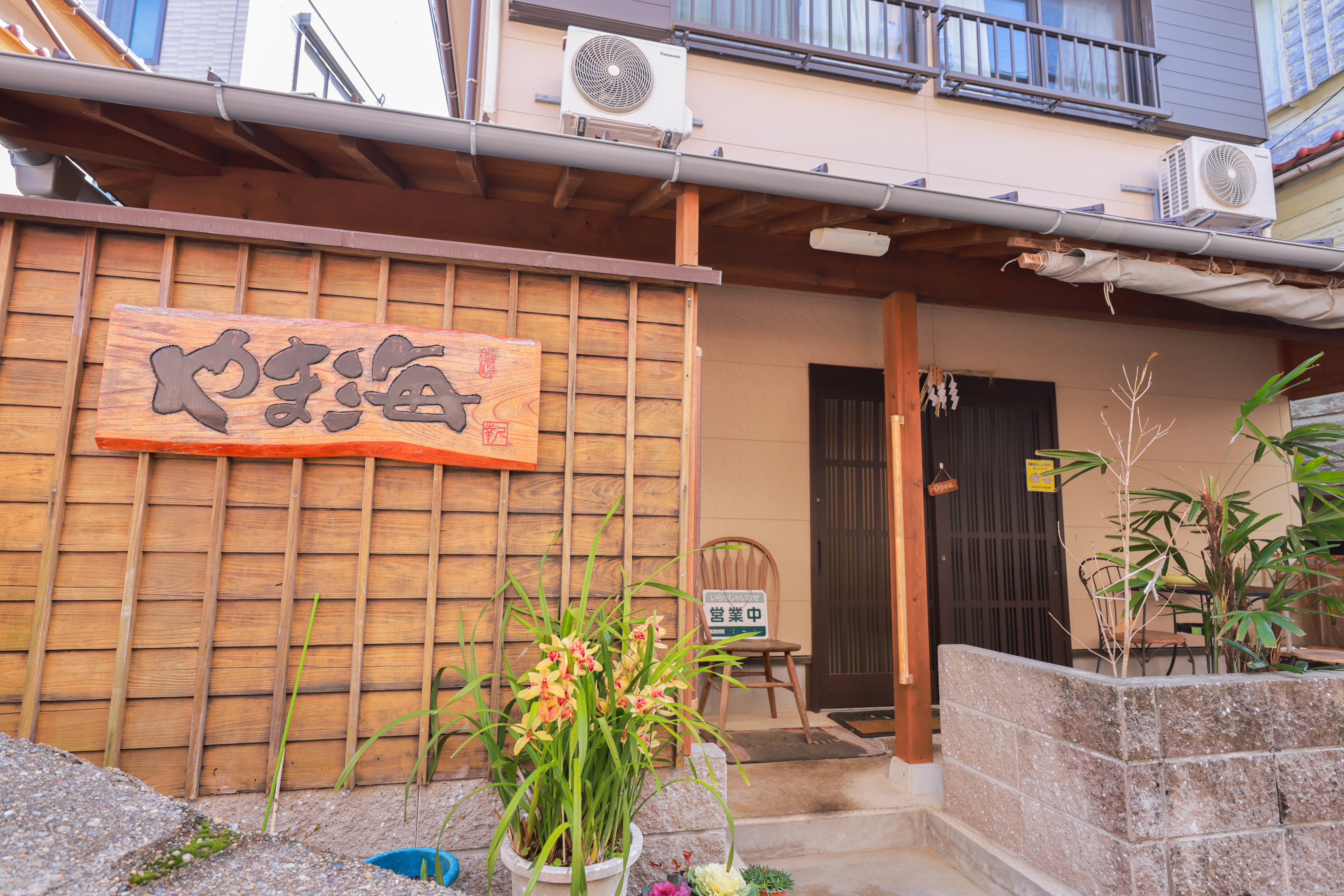 無料壁紙 島民にも愛されている飲食店「やま海」。PCとデスクトップ壁紙に最適な4K高画質の無料壁紙。三重県鳥羽市の神島で撮影したフリー写真素材