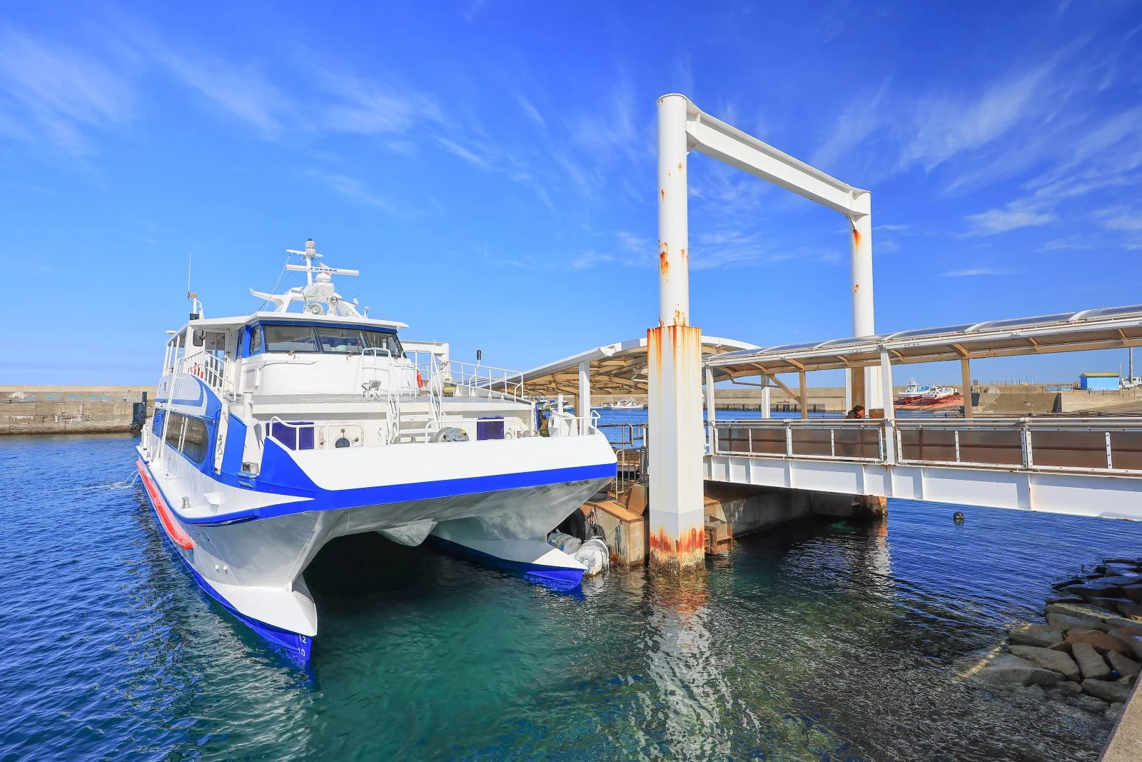 無料壁紙 神島桟橋。PCとデスクトップ壁紙に最適な4K高画質の無料壁紙。三重県鳥羽市の神島で撮影したフリー写真素材