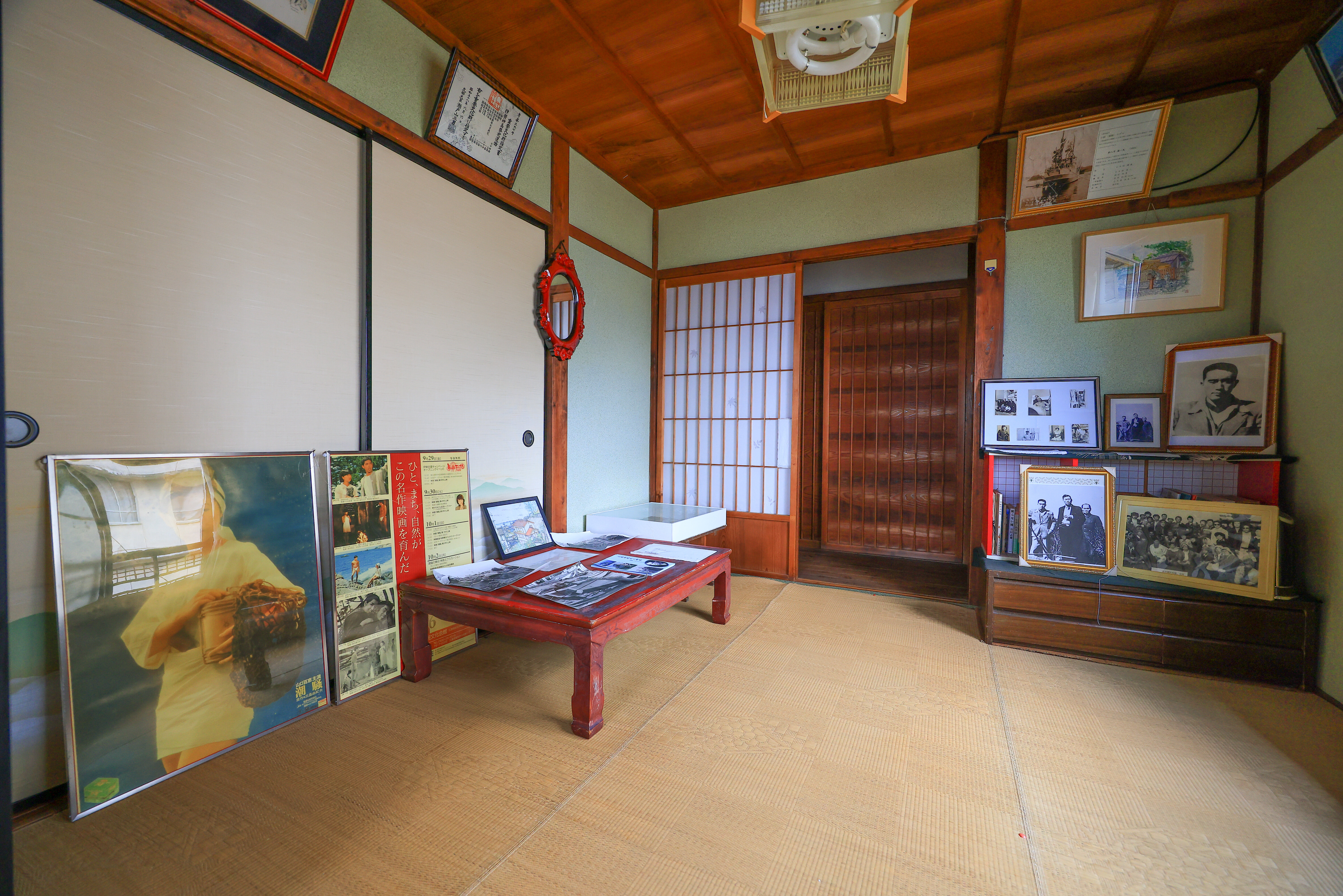 無料壁紙 寺田家宅の三島由紀夫が過ごした部屋。PCとデスクトップ壁紙に最適な4K高画質の無料壁紙。三重県鳥羽市の神島で撮影したフリー写真素材