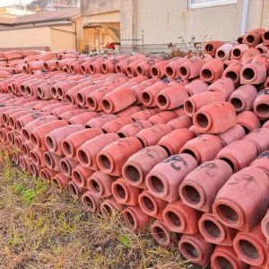 無料壁紙 漁港に並ぶ蛸壺。PCとデスクトップ壁紙に最適な4K高画質の無料壁紙。三重県鳥羽市の神島で撮影したフリー写真素材