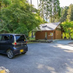 無料壁紙 無料駐車場と更衣室・トイレ。PCとデスクトップ壁紙に最適な4K高画質の無料壁紙。三重県大台町のからすき谷公園で撮影したフリー写真素材