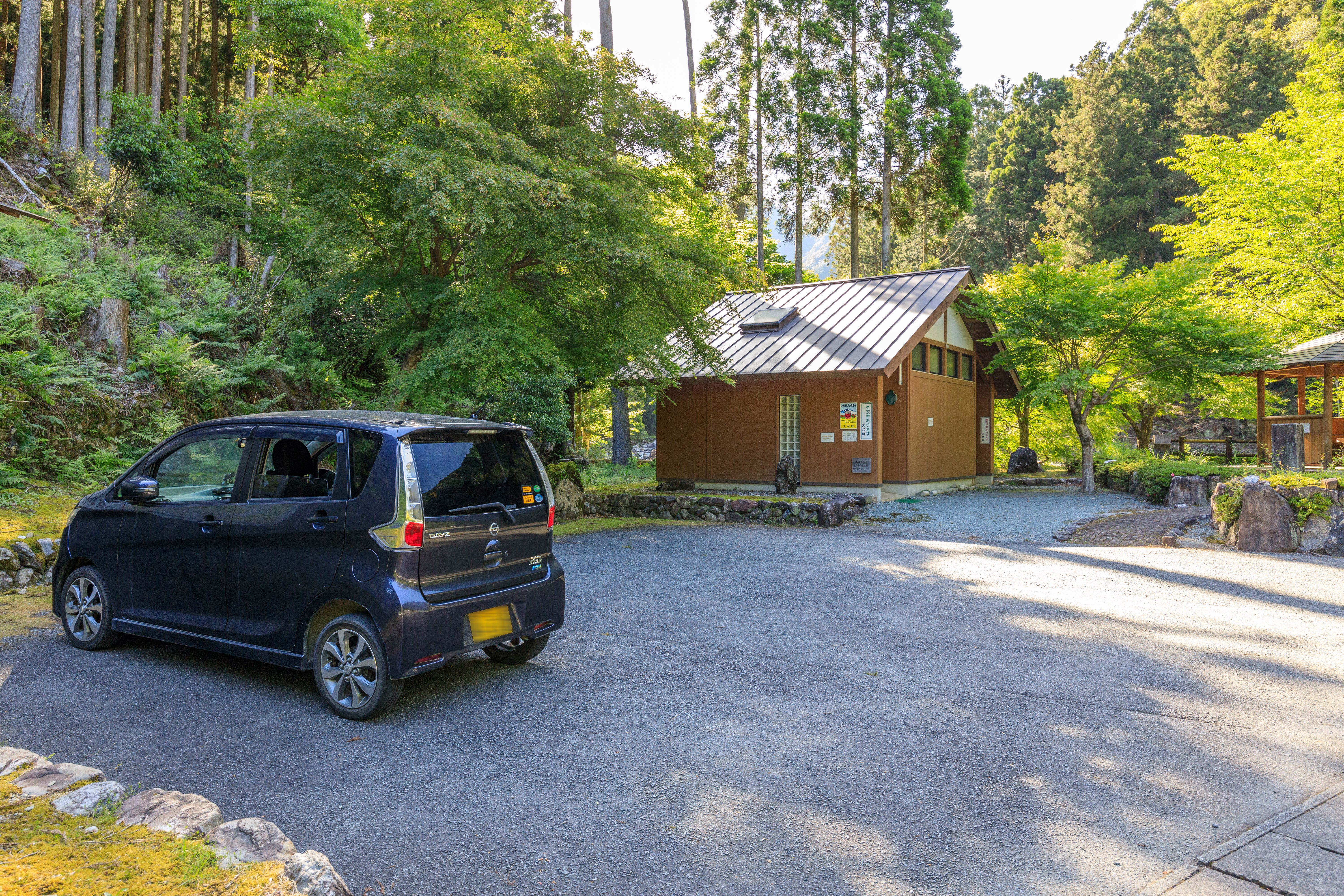 無料駐車場と更衣室・トイレ(三重県大台町・からすき谷公園)