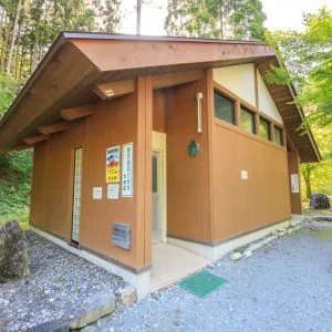 無料壁紙 駐車場に併設の無料更衣室と公衆トイレ。PCとデスクトップ壁紙に最適な4K高画質の無料壁紙。三重県大台町のからすき谷公園で撮影したフリー写真素材