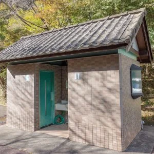 無料壁紙 駐車場にあるトイレ。PCとデスクトップ壁紙に最適な4K高画質の無料壁紙。三重県大台町の丸山公園のドウダンツツジで撮影したフリー写真素材