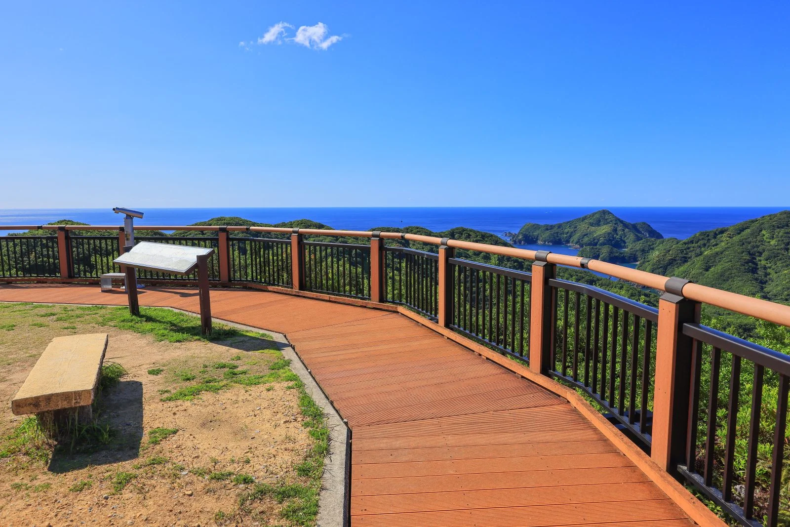 無料壁紙 展望台から眺めるリアス海岸。PCとデスクトップ壁紙に最適な4K高画質の無料壁紙。三重県南伊勢町の見江島展望台で撮影したフリー写真素材