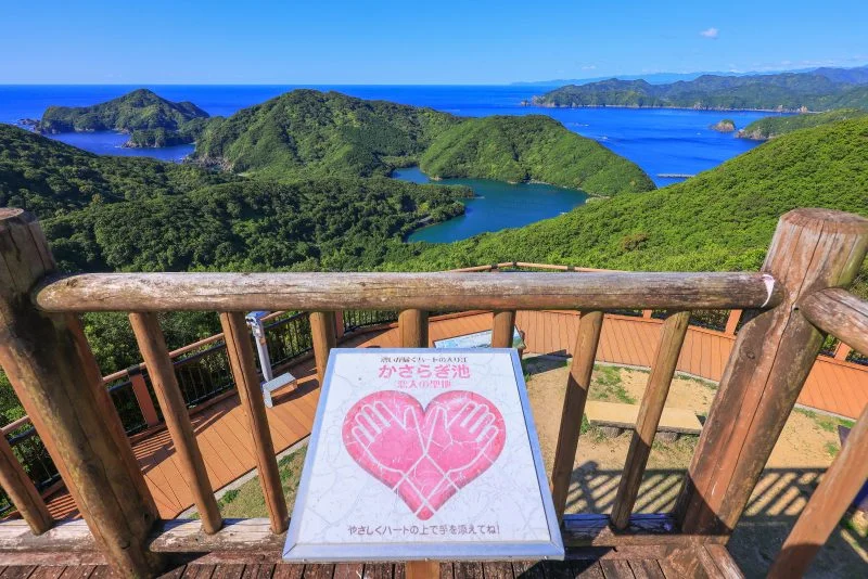 無料壁紙 見晴台から眺める「かさらぎ池（ハートの入江）」。PCとデスクトップ壁紙に最適な4K高画質の無料壁紙。三重県南伊勢町の見江島展望台で撮影したフリー写真素材