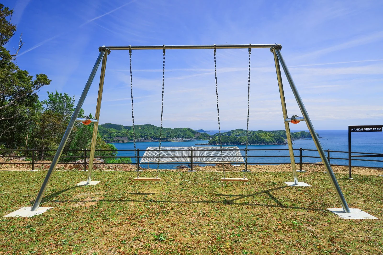 無料壁紙 ブランコ全体を真後ろから。PCとデスクトップ壁紙に最適な4K高画質の無料壁紙。三重県南伊勢町の南海展望広場の絶景ブランコで撮影したフリー写真素材
