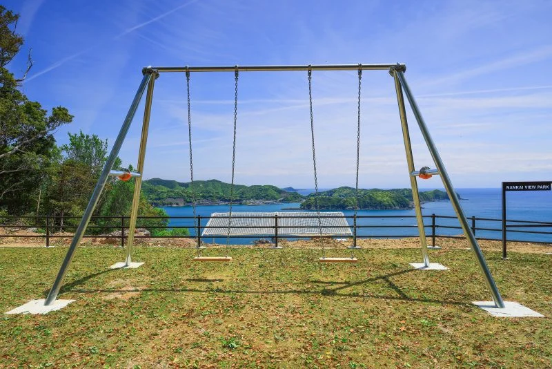 無料壁紙 ブランコ全体を真後ろから。PCとデスクトップ壁紙に最適な4K高画質の無料壁紙。三重県南伊勢町の南海展望広場の絶景ブランコで撮影したフリー写真素材