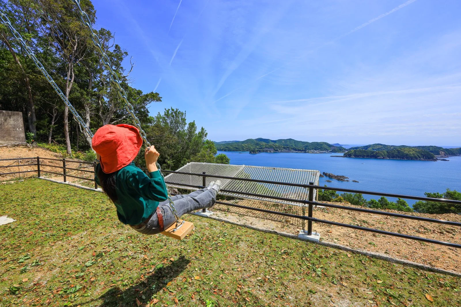 無料壁紙 爽快感MAX。PCとデスクトップ壁紙に最適な4K高画質の無料壁紙。三重県南伊勢町の南海展望広場の絶景ブランコで撮影したフリー写真素材