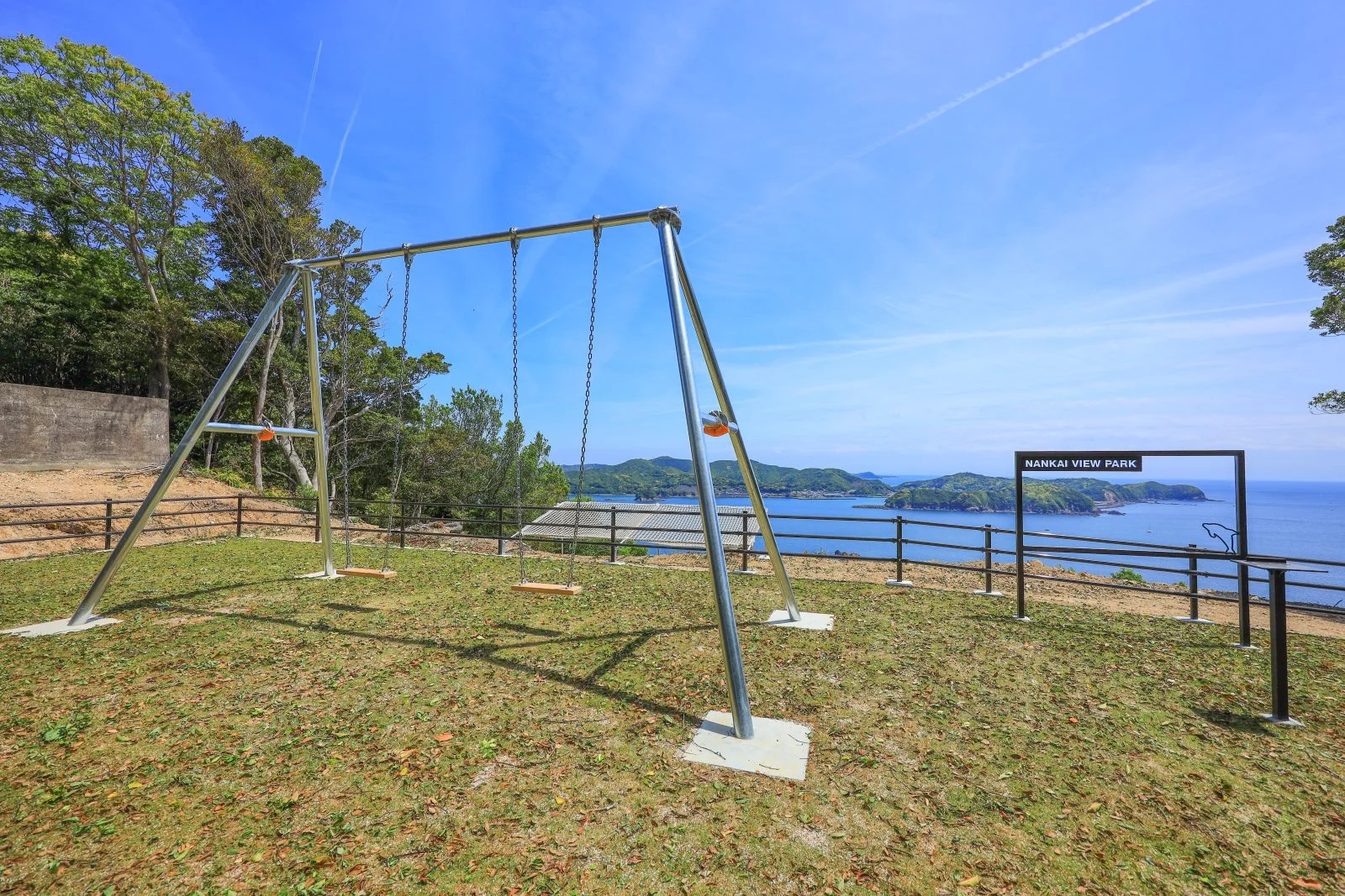 無料壁紙 敷地内の様子。PCとデスクトップ壁紙に最適な4K高画質の無料壁紙。三重県南伊勢町の南海展望広場の絶景ブランコで撮影したフリー写真素材