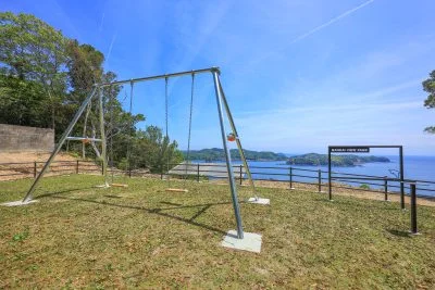 無料壁紙 敷地内の様子。PCとデスクトップ壁紙に最適な4K高画質の無料壁紙。三重県南伊勢町の南海展望広場の絶景ブランコで撮影したフリー写真素材