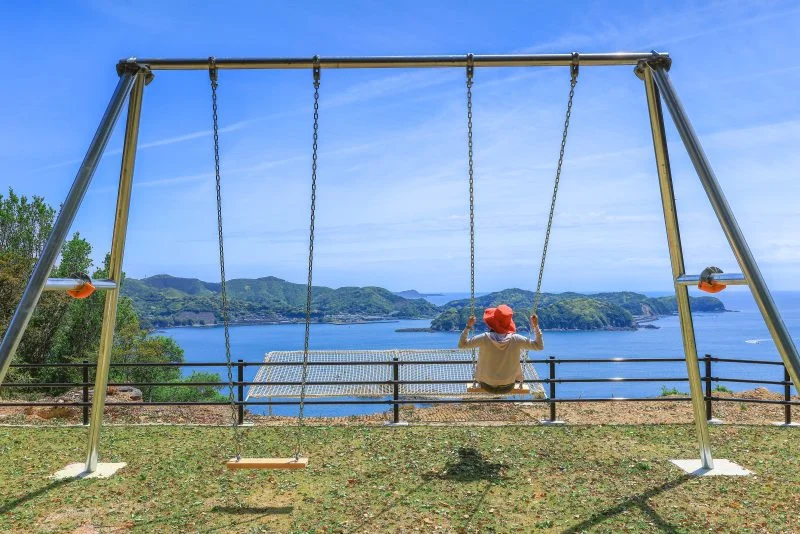 無料壁紙 海を一望できる絶景ブランコ。PCとデスクトップ壁紙に最適な4K高画質の無料壁紙。三重県南伊勢町の南海展望広場の絶景ブランコで撮影したフリー写真素材