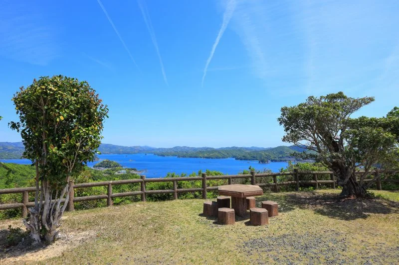 無料壁紙 五ヶ所湾を望めるテーブルデッキ。PCとデスクトップ壁紙に最適な4K高画質の無料壁紙。三重県南伊勢町の南海展望台で撮影したフリー写真素材