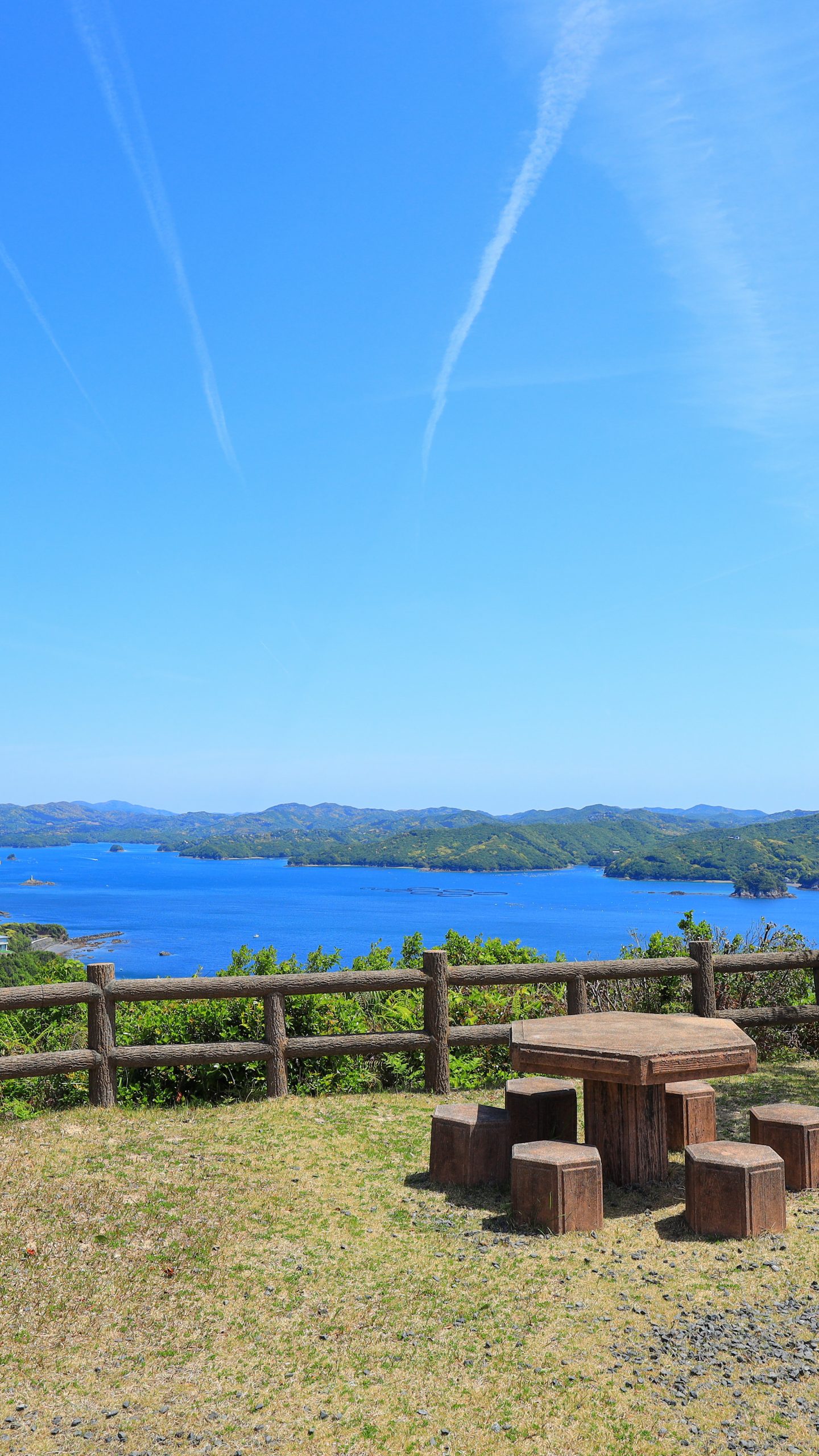 五ヶ所湾を望めるテーブルデッキ(三重県南伊勢町・南海展望台)