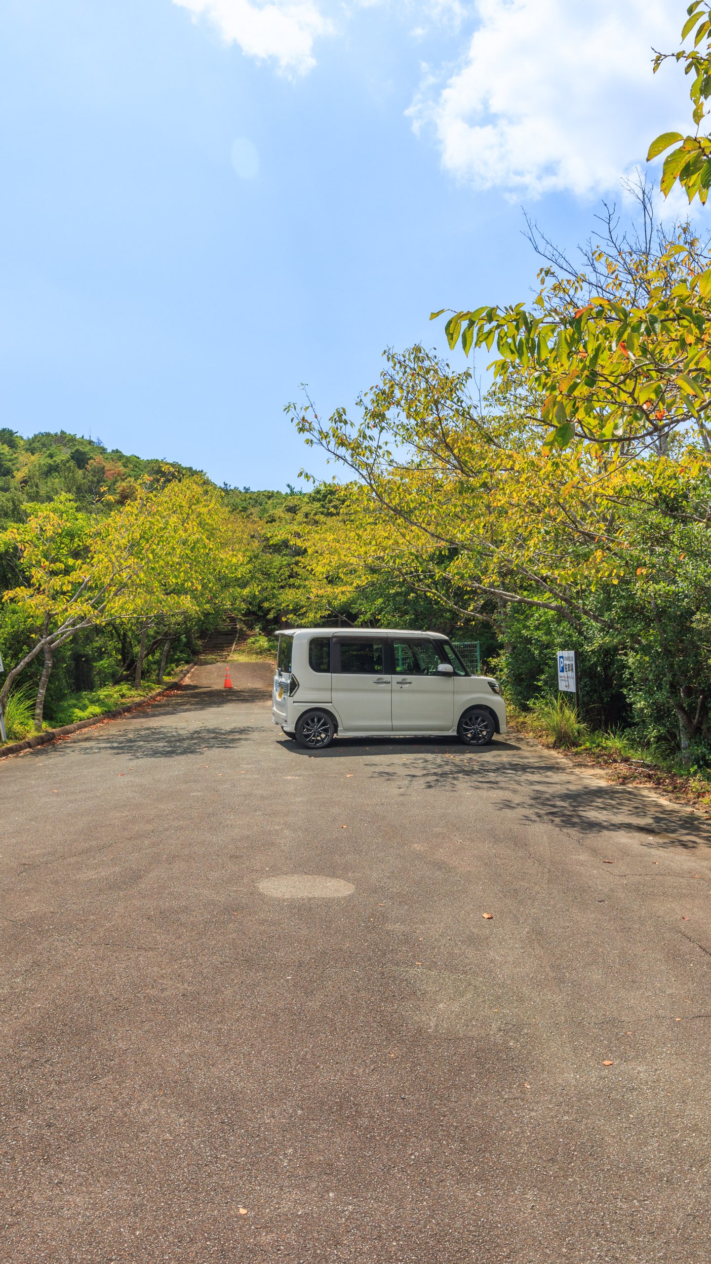 無料壁紙 5台ほど駐車できそうな駐車場。PCとデスクトップ壁紙に最適な4K高画質の無料壁紙。三重県南伊勢町の南海展望台で撮影したフリー写真素材