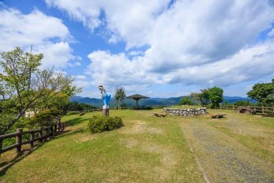 無料壁紙 展望台の広場（海側じゃない様子）。PCとデスクトップ壁紙に最適な4K高画質の無料壁紙。三重県南伊勢町の南海展望台で撮影したフリー写真素材