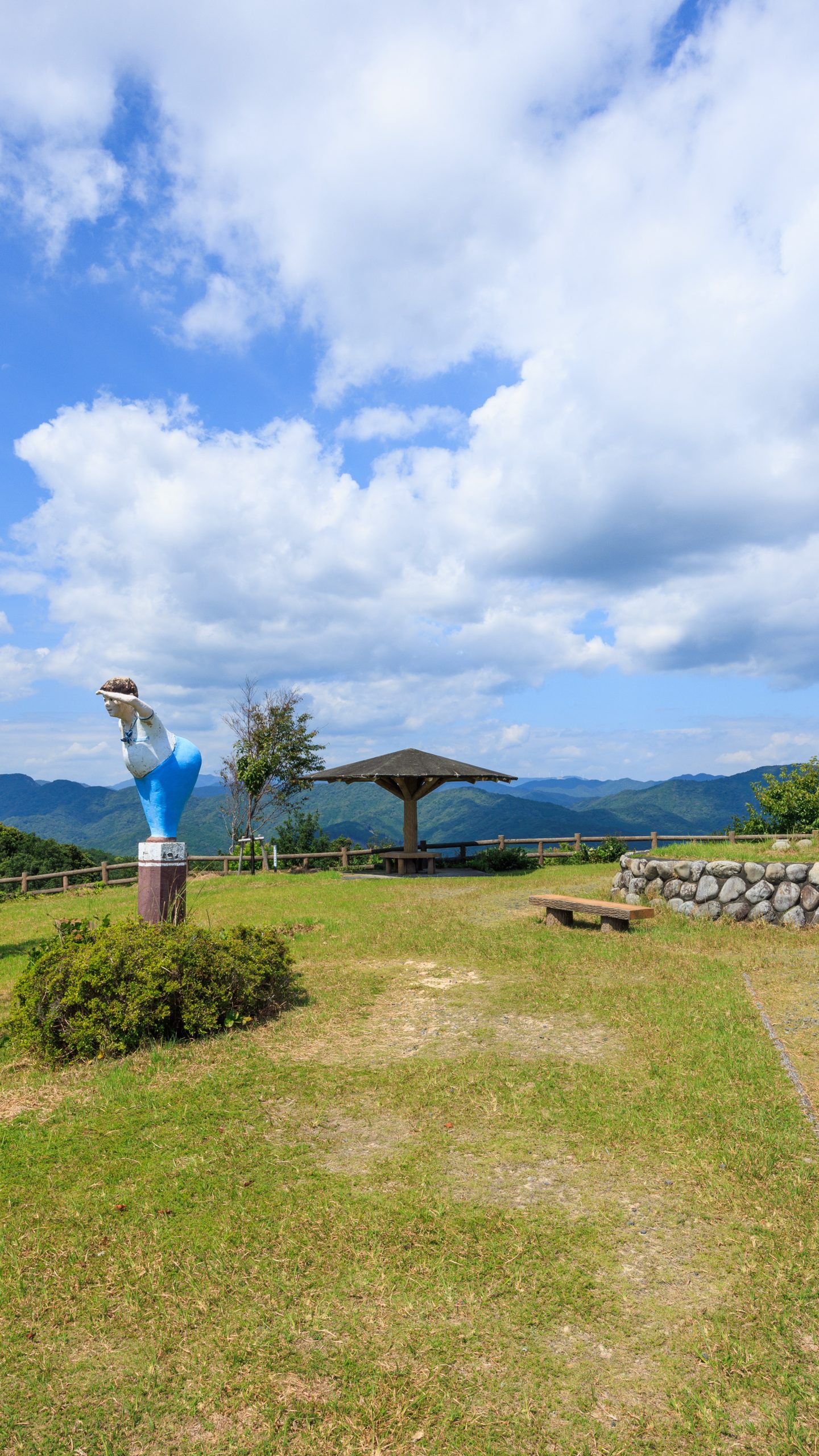 展望台の広場(海側じゃない様子)(三重県南伊勢町・南海展望台)