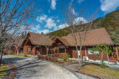 無料壁紙 コテージ。PCとデスクトップ壁紙に最適な4K高画質の無料壁紙。三重県大台町の奥伊勢フォレストピアで撮影したフリー写真素材