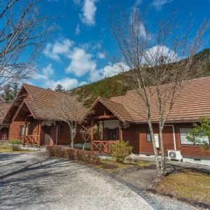 無料壁紙 コテージ。PCとデスクトップ壁紙に最適な4K高画質の無料壁紙。三重県大台町の奥伊勢フォレストピアで撮影したフリー写真素材