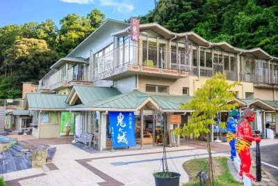 無料壁紙 鬼ヶ城センターの建物外観。PCとデスクトップ壁紙に最適な4K高画質の無料壁紙。三重県熊野市の鬼ヶ城で撮影したフリー写真素材