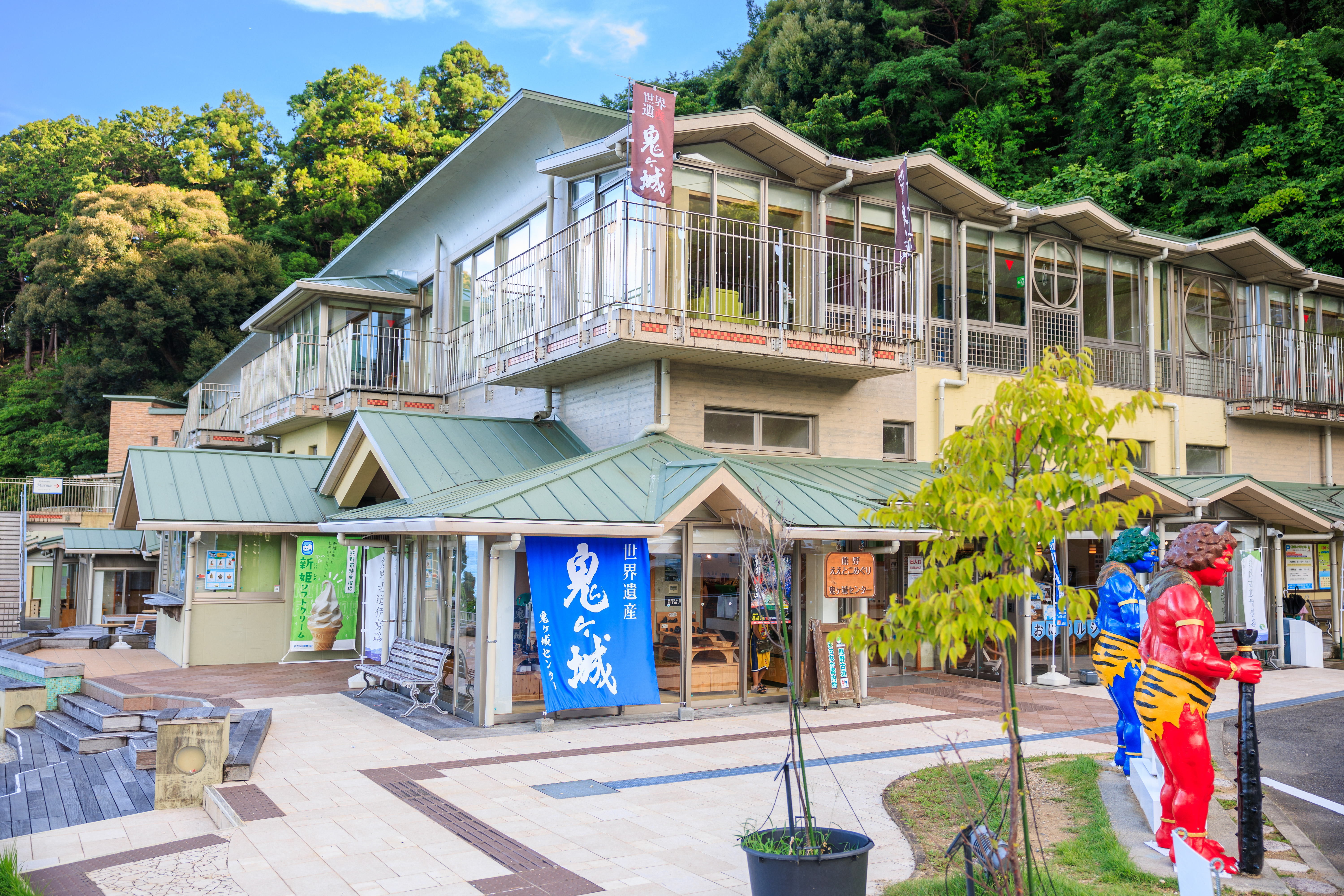 無料壁紙 鬼ヶ城センターの建物外観。PCとデスクトップ壁紙に最適な4K高画質の無料壁紙。三重県熊野市の鬼ヶ城で撮影したフリー写真素材