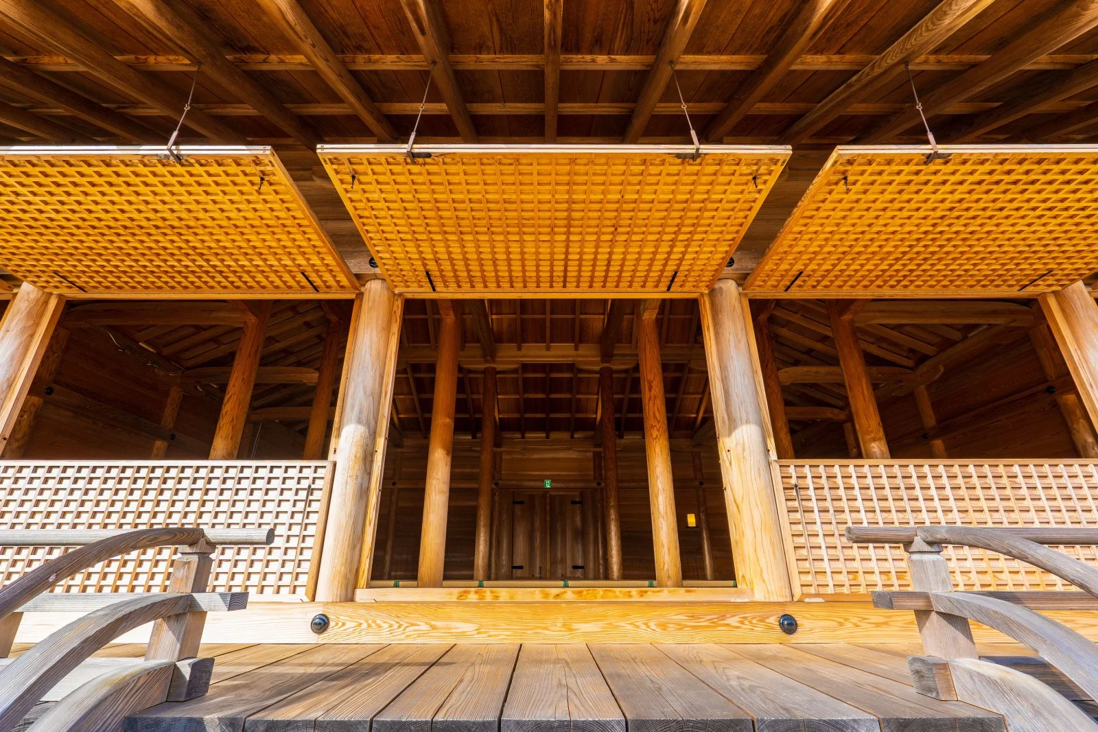 無料壁紙 正殿を覗く。PCとデスクトップ壁紙に最適な4K高画質の無料壁紙。三重県明和町のさいくう平安の杜で撮影したフリー写真素材