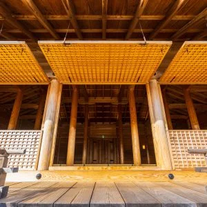 無料壁紙 正殿を覗く。PCとデスクトップ壁紙に最適な4K高画質の無料壁紙。三重県明和町のさいくう平安の杜で撮影したフリー写真素材