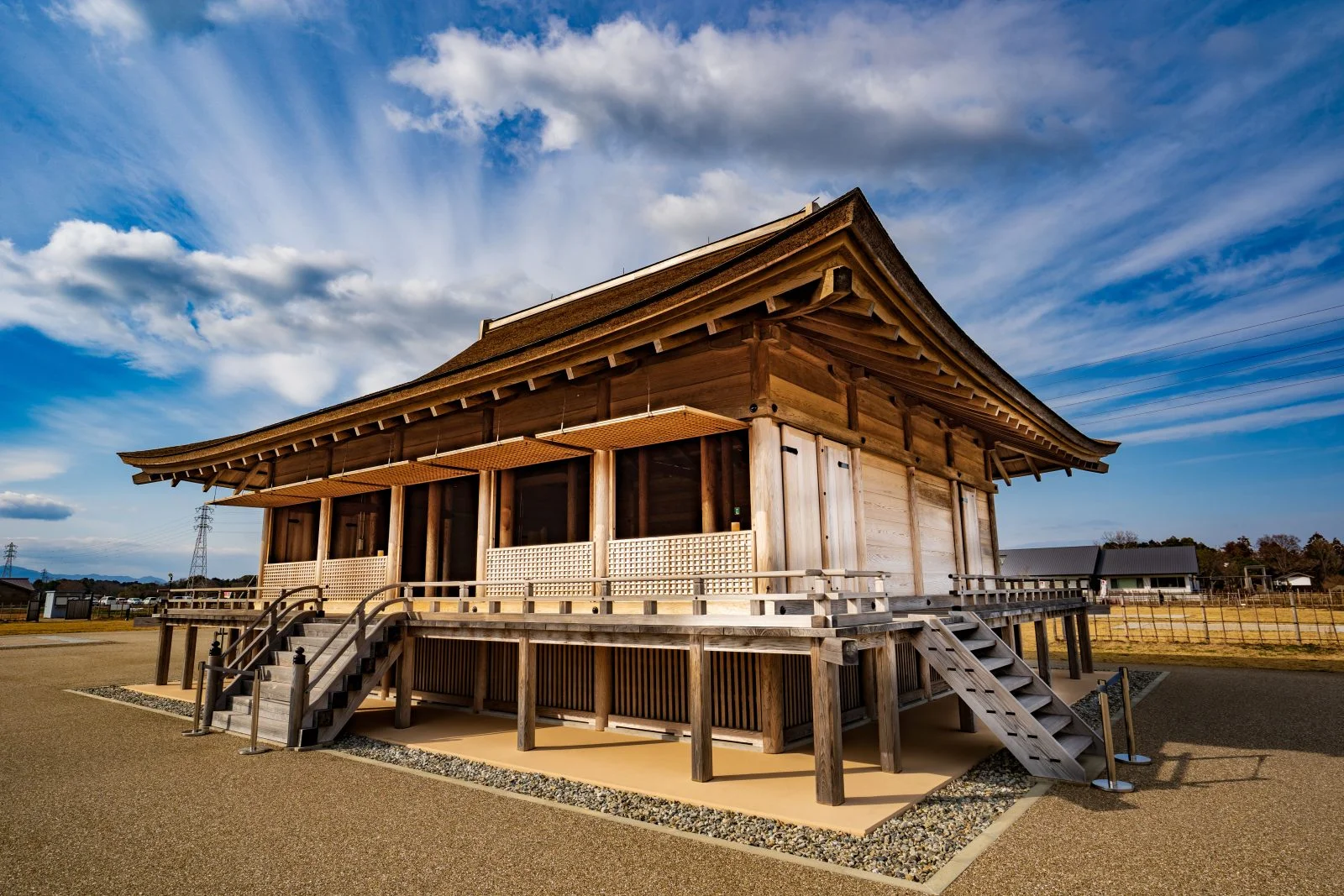 無料壁紙 正殿と青空。PCとデスクトップ壁紙に最適な4K高画質の無料壁紙。三重県明和町のさいくう平安の杜で撮影したフリー写真素材