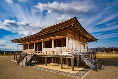 無料壁紙 正殿と青空。PCとデスクトップ壁紙に最適な4K高画質の無料壁紙。三重県明和町のさいくう平安の杜で撮影したフリー写真素材