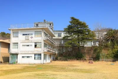 無料壁紙 旧坂手小学校。PCとデスクトップ壁紙に最適な4K高画質の無料壁紙。三重県鳥羽市の坂手島で撮影したフリー写真素材