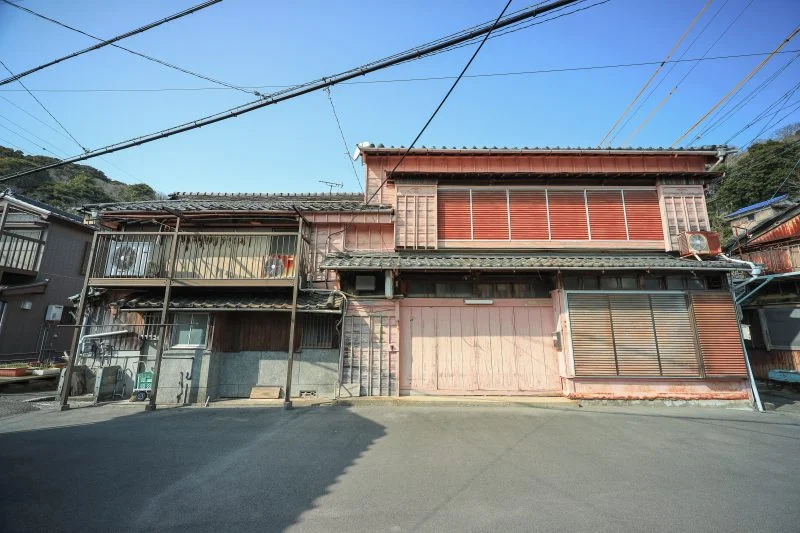 無料壁紙 隆さんの生家（村万商店）。PCとデスクトップ壁紙に最適な4K高画質の無料壁紙。三重県鳥羽市の坂手島で撮影したフリー写真素材
