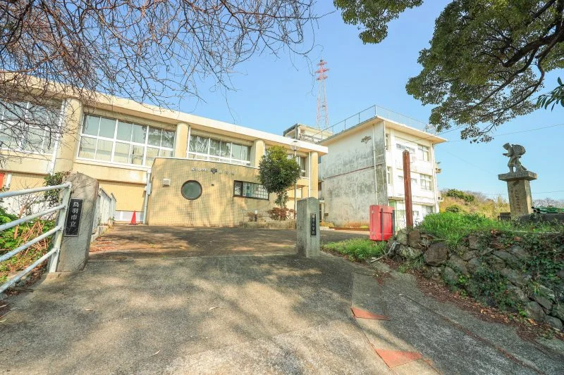 無料壁紙 旧坂手小学校の校門。PCとデスクトップ壁紙に最適な4K高画質の無料壁紙。三重県鳥羽市の坂手島で撮影したフリー写真素材