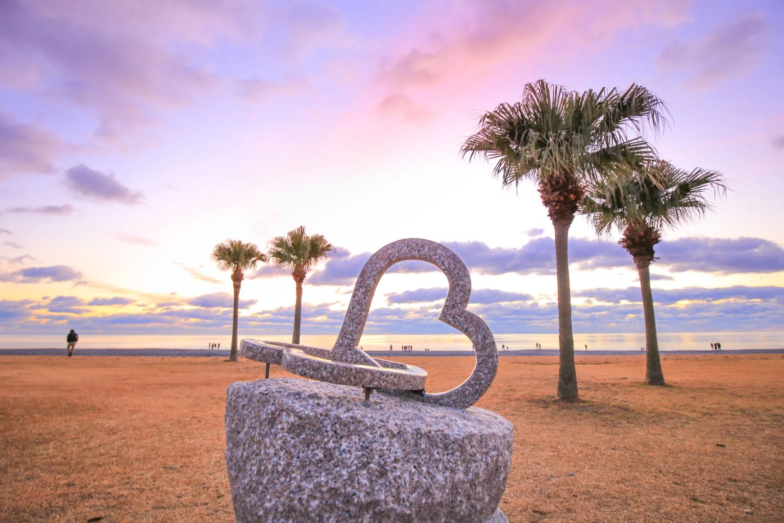 無料壁紙 朝焼けとハートのモニュメント。PCとデスクトップ壁紙に最適な4K高画質の無料壁紙。三重県御浜町の七里御浜ふれあいビーチで撮影したフリー写真素材