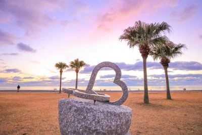 無料壁紙 朝焼けとハートのモニュメント。PCとデスクトップ壁紙に最適な4K高画質の無料壁紙。三重県御浜町の七里御浜ふれあいビーチで撮影したフリー写真素材